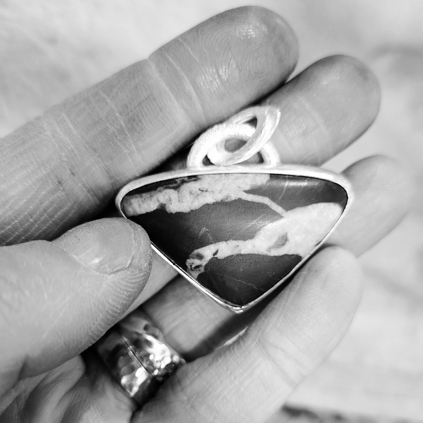 Anhänger „Linie“ – Schwarzer Dreieckstein an Rochenleder-Collier