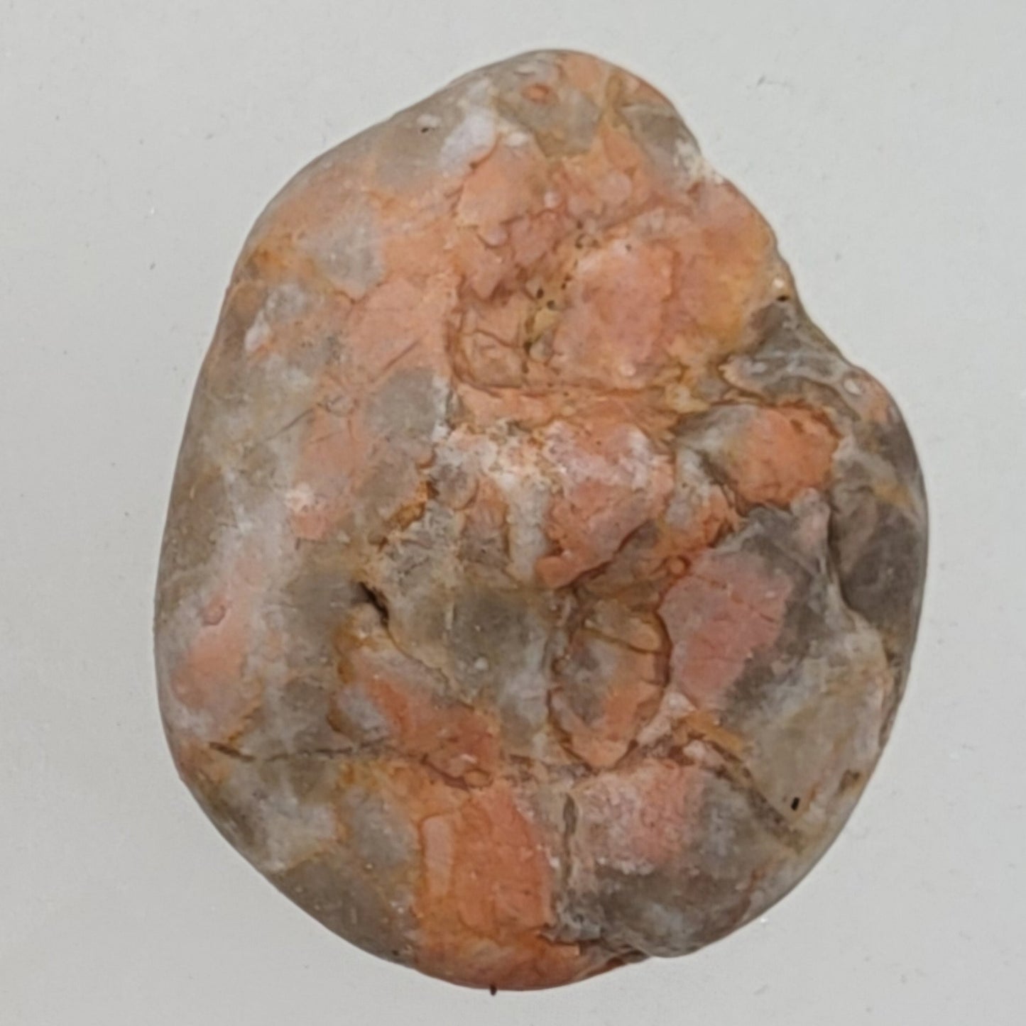 Anhänger „Lund“ – Rosagrauer Naturstein in individueller Silberfassung