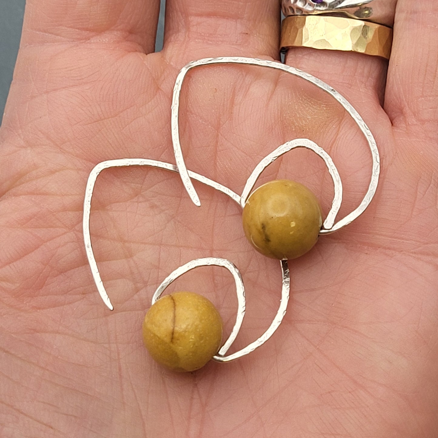 Ohrhänger GROW – Silber gebogen & gehämmert mit roter Mokait-Perle