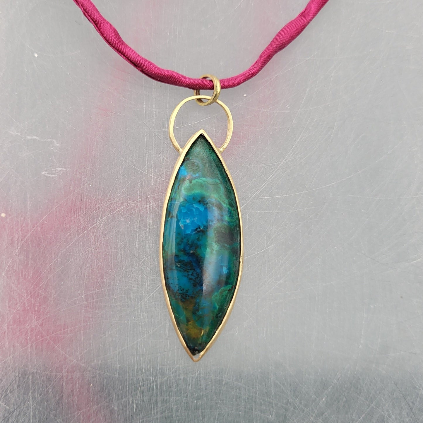 Anhänger – Selva Sagrada Chrysokoll, Seide & Gold