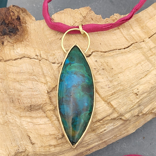 Anhänger – Selva Sagrada Chrysokoll, Seide & Gold