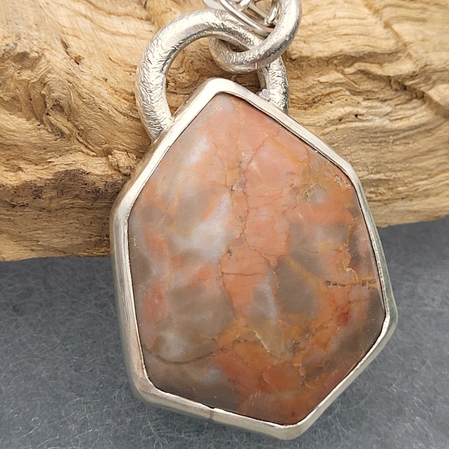 Anhänger „Lund“ – Rosagrauer Naturstein in individueller Silberfassung