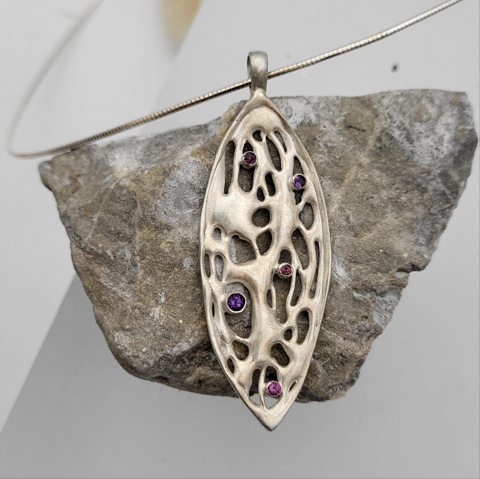 Leaf – Anhänger aus Sterling Silber mit Amethyst & Rhodolith