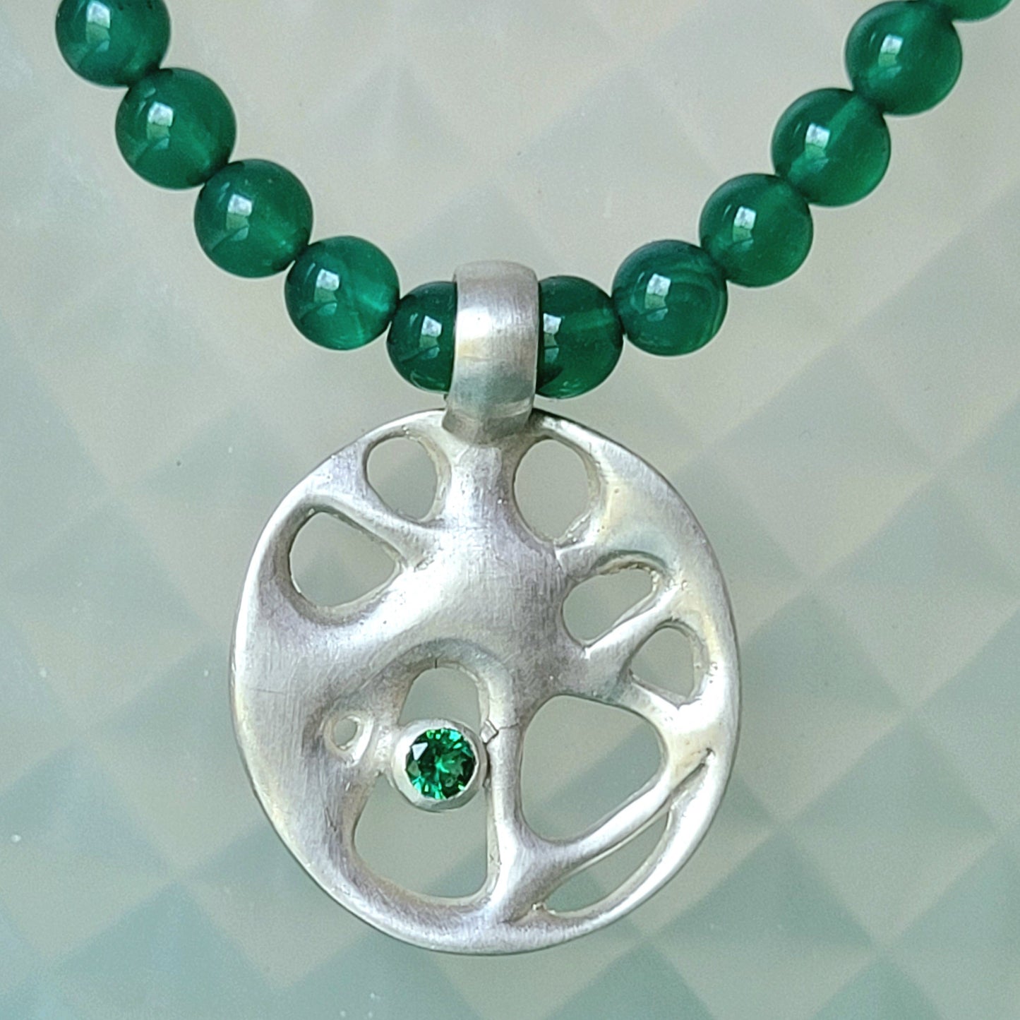 Connection - Anhänger in Silber mit Smaragd und Achatkette