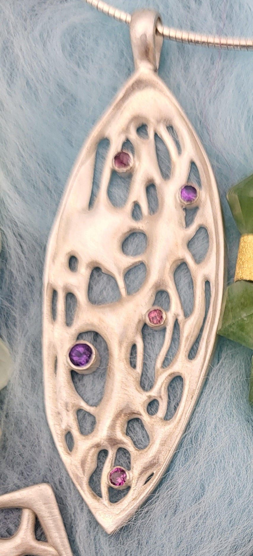 Leaf – Anhänger aus Sterling Silber mit Amethyst & Rhodolith