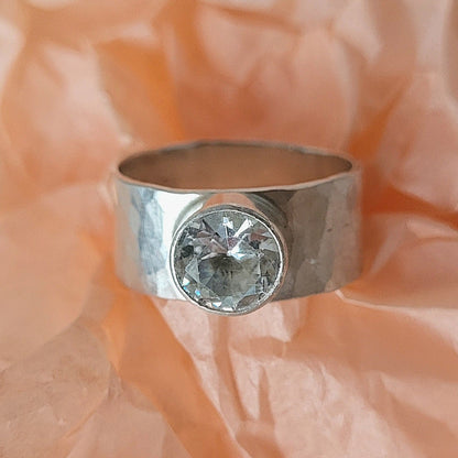 Gehämmerter Silberring mit facettiertem Bergkristall