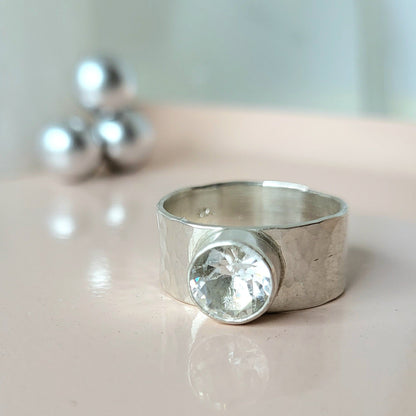 Gehämmerter Silberring mit facettiertem Bergkristall