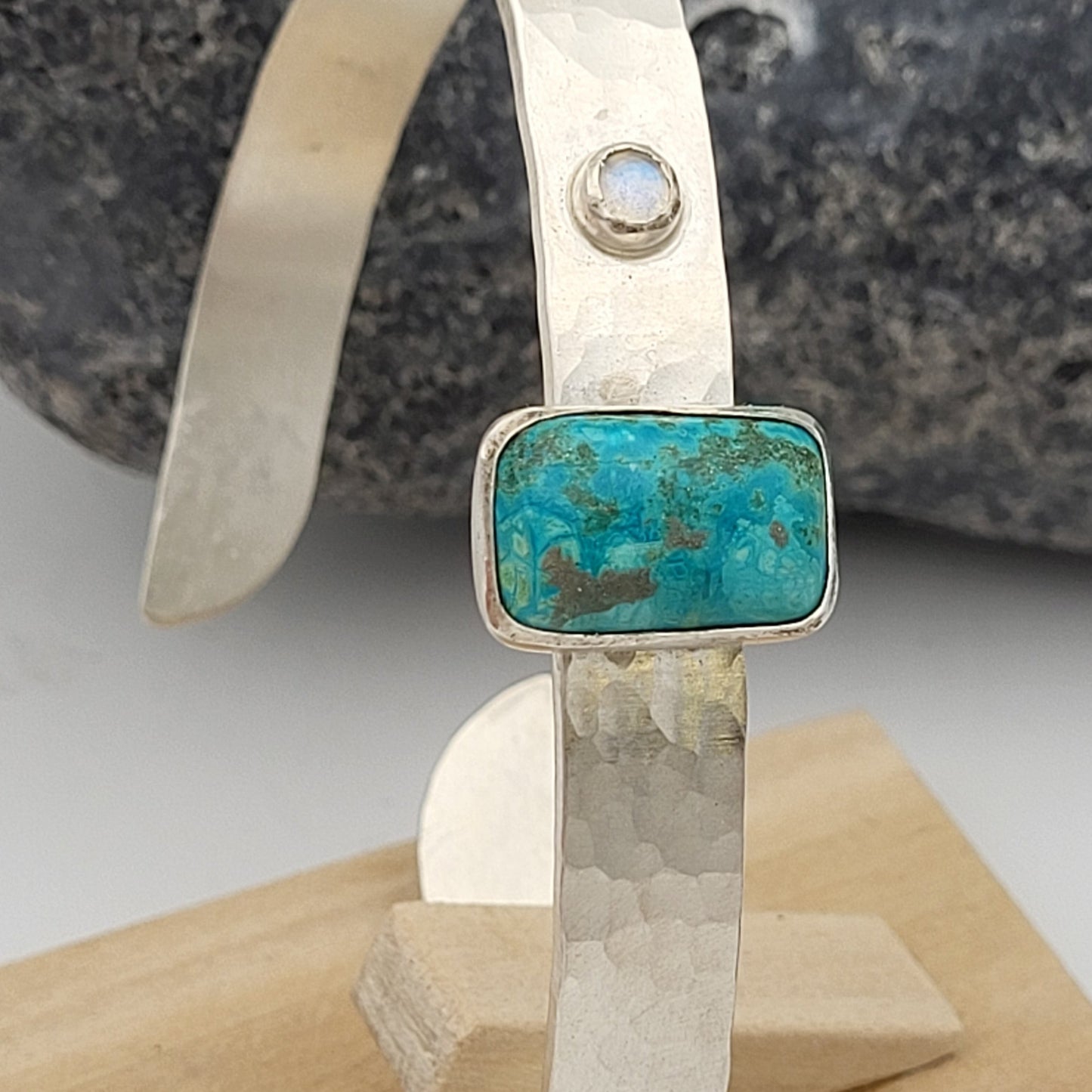 Armreif gehämmert mit Chrysokoll, Mondstein und Smaragd