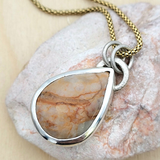 Anhänger „Herz der Klamm“ – Tropfen aus Stein, gesammelt im Zugspitzmassiv