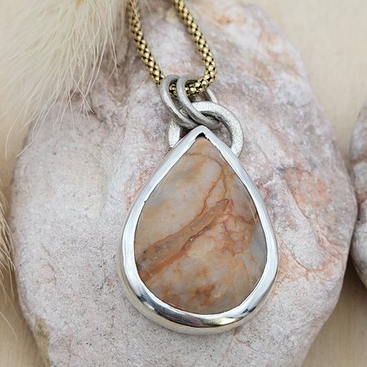 Anhänger „Herz der Klamm“ – Tropfen aus Stein, gesammelt im Zugspitzmassiv