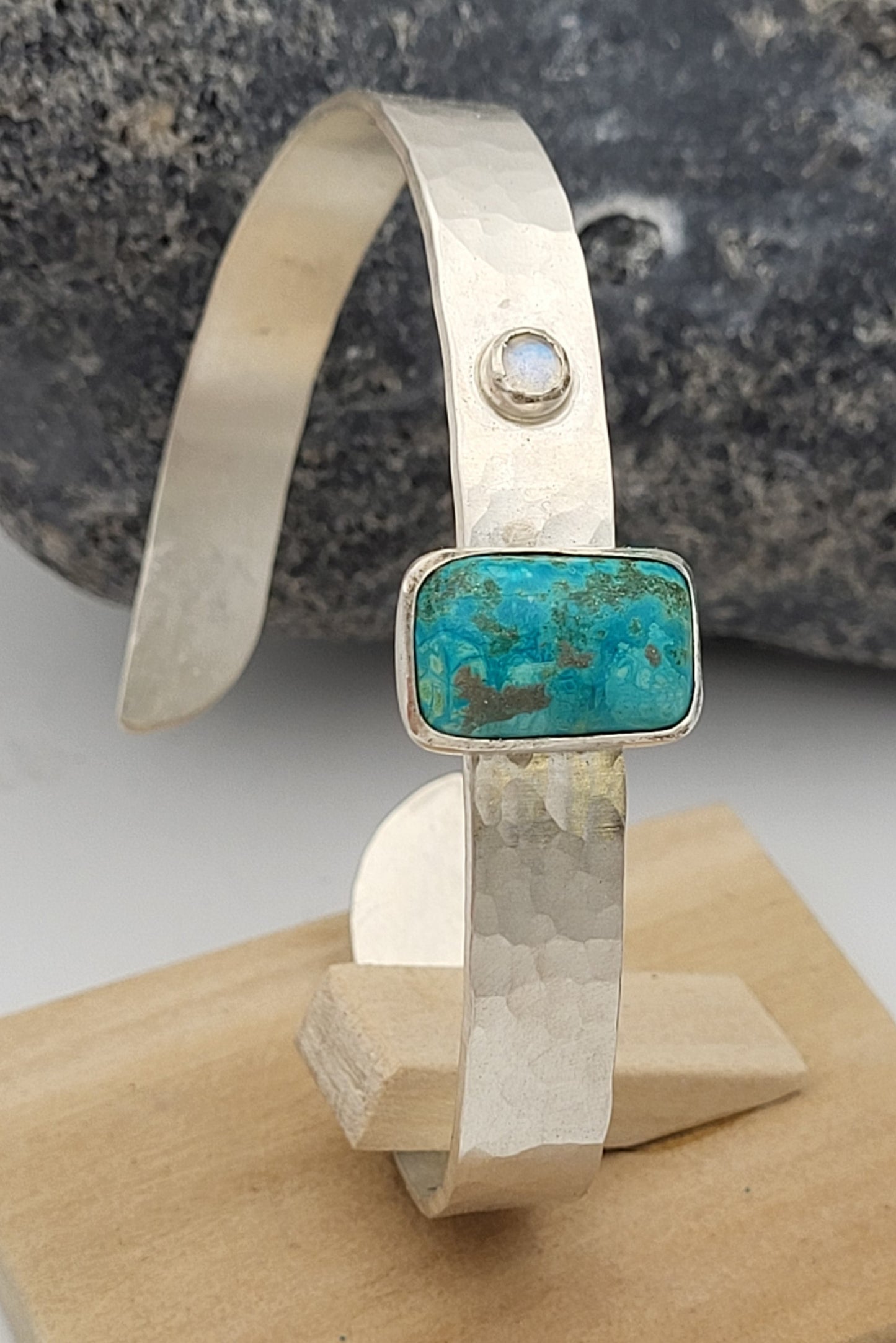 Armreif gehämmert mit Chrysokoll, Mondstein und Smaragd