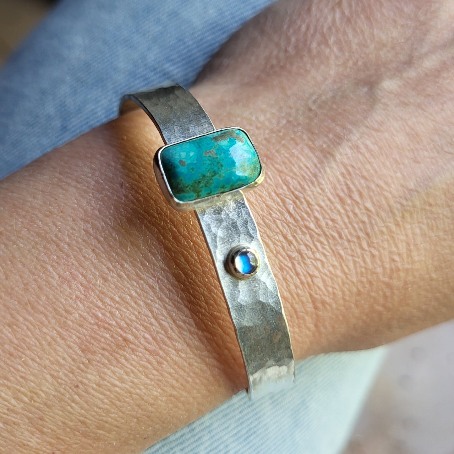 Armreif gehämmert mit Chrysokoll, Mondstein und Smaragd