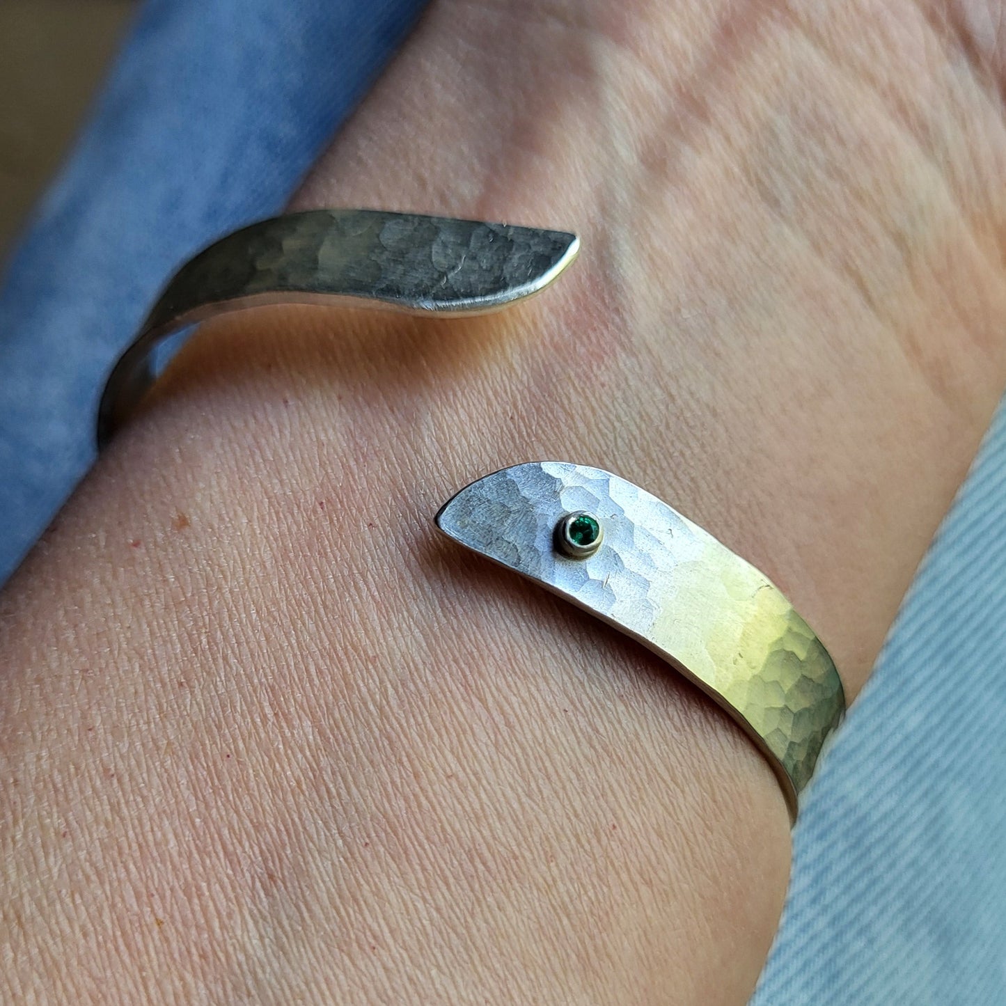 Armreif gehämmert mit Chrysokoll, Mondstein und Smaragd