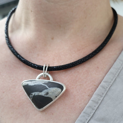 Anhänger „Linie“ – Schwarzer Dreieckstein an Rochenleder-Collier