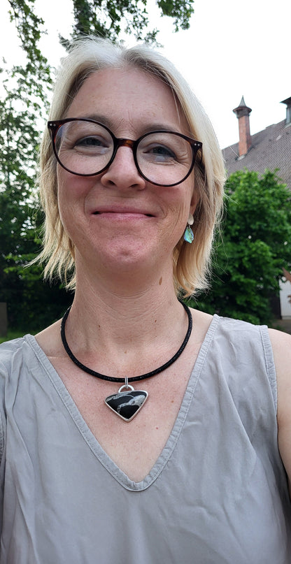 Anhänger „Linie“ – Schwarzer Dreieckstein an Rochenleder-Collier