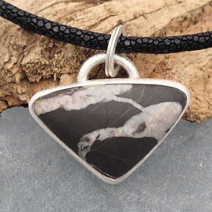 Anhänger „Linie“ – Schwarzer Dreieckstein an Rochenleder-Collier