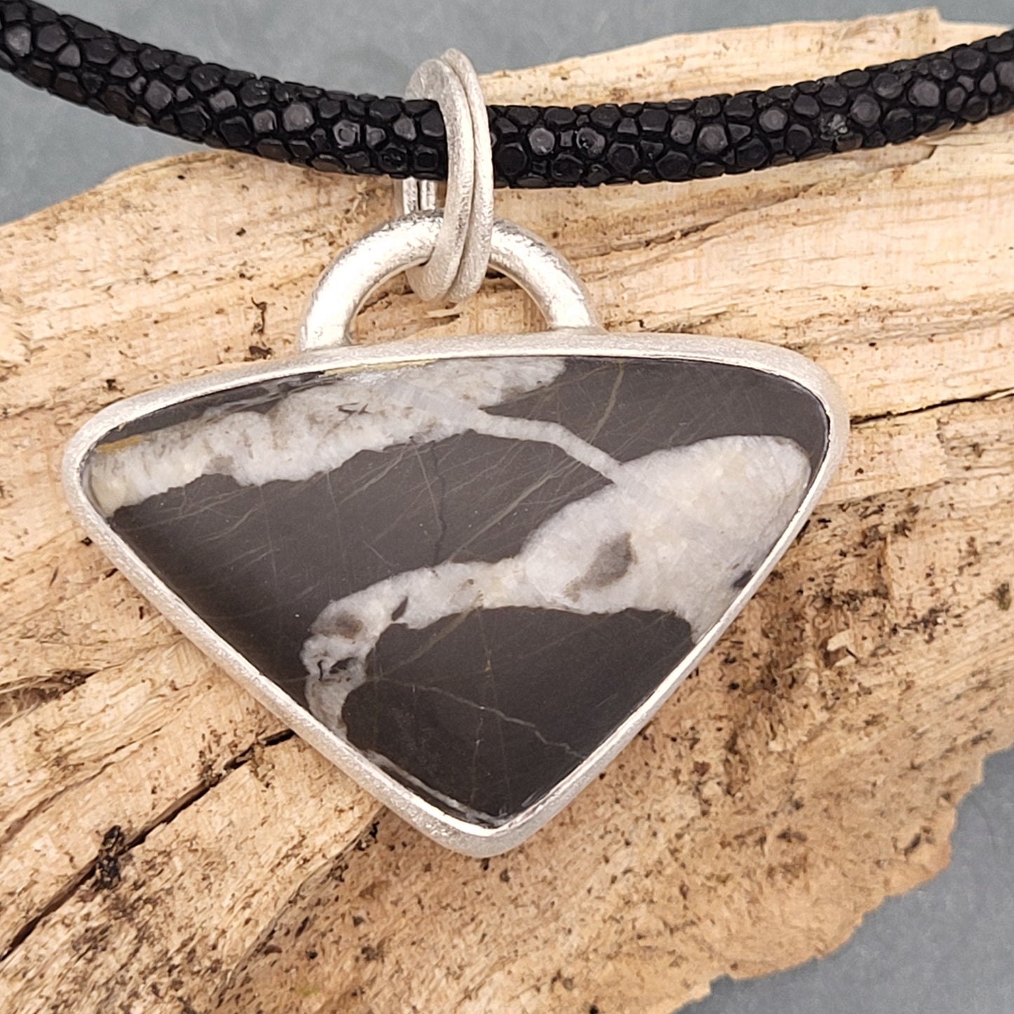 Anhänger „Linie“ – Schwarzer Dreieckstein an Rochenleder-Collier
