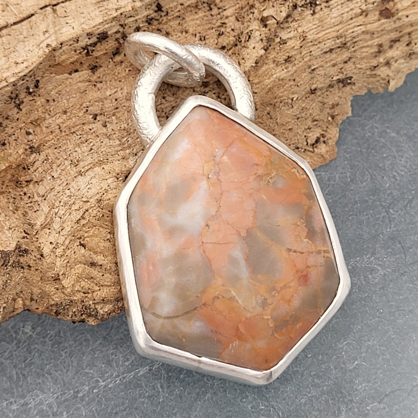 Anhänger „Lund“ – Rosagrauer Naturstein in individueller Silberfassung