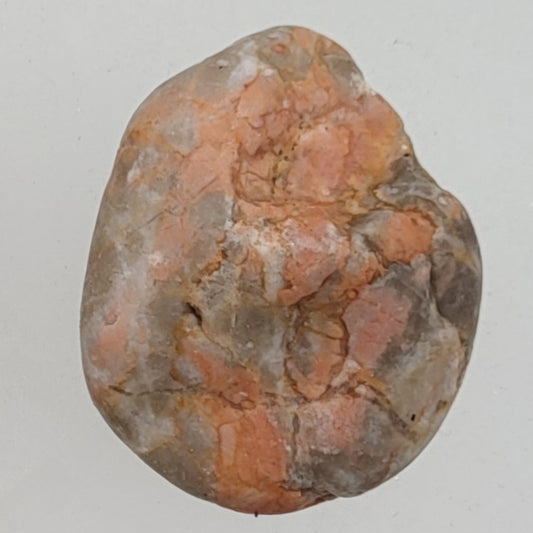 Anhänger „Lund“ – Rosagrauer Naturstein in individueller Silberfassung