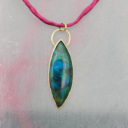 Anhänger – Selva Sagrada Chrysokoll, Seide & Gold