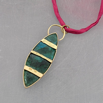 Anhänger – Selva Sagrada Chrysokoll, Seide & Gold