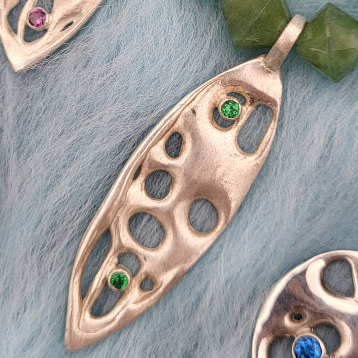 Little Fish – Anhänger aus Sterling Silber mit Smaragd &amp; Edelsteinkette