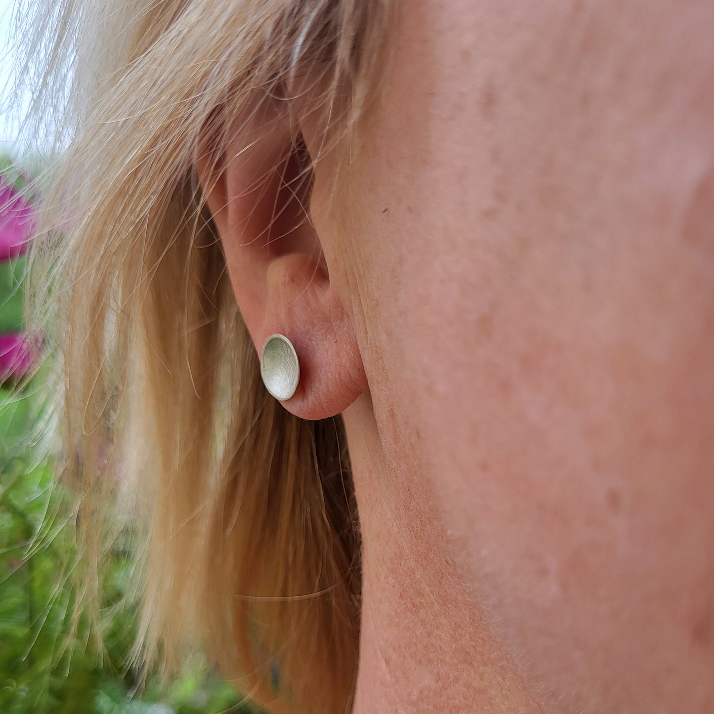 Kleiner Ohrstecker Silberling - Schlichte Eleganz in Silber