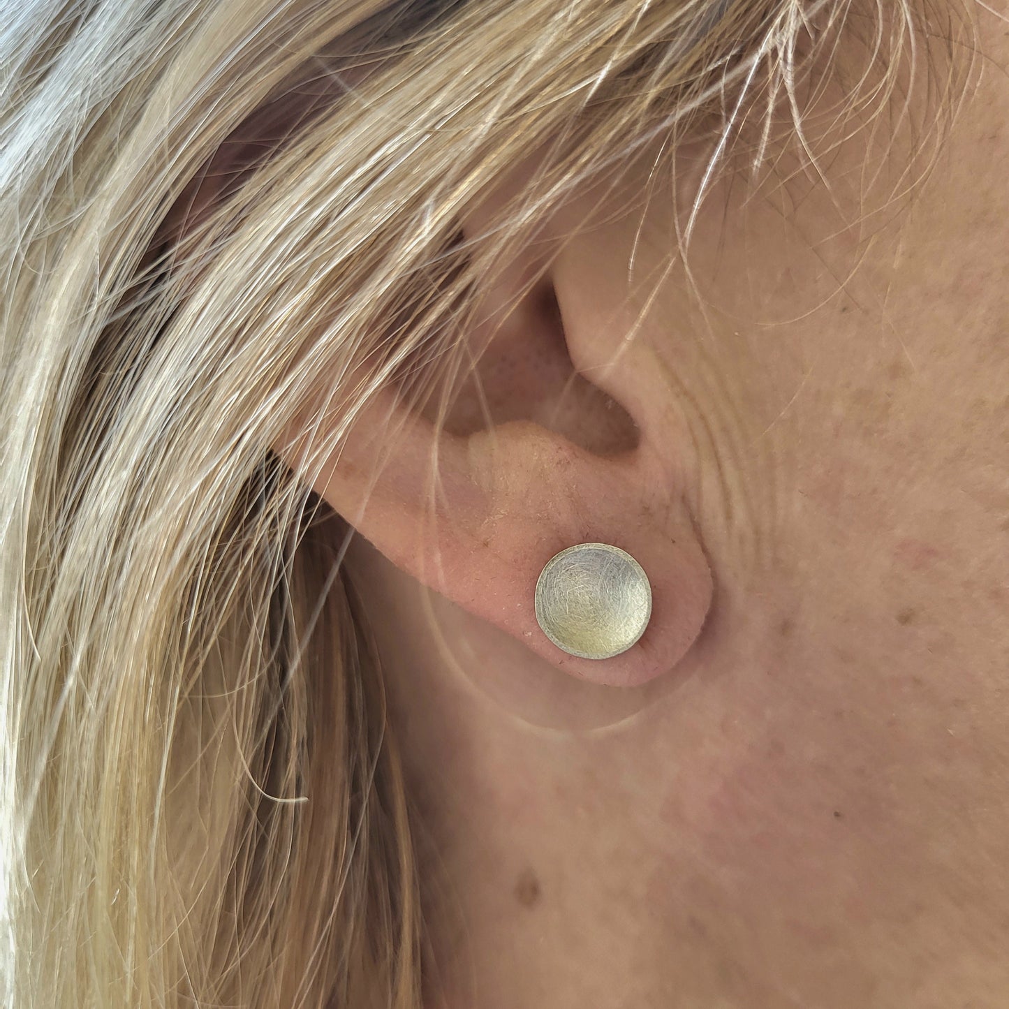 Kleiner Ohrstecker Silberling - Schlichte Eleganz in Silber