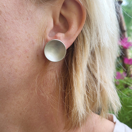 Großer Ohrstecker „Silberling“ – Schlichte Eleganz in Silber