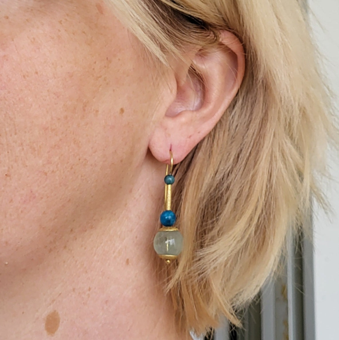 Ohrhänger „Lichtspiel“ – Fluorit & Apatit auf vergoldetem Silber