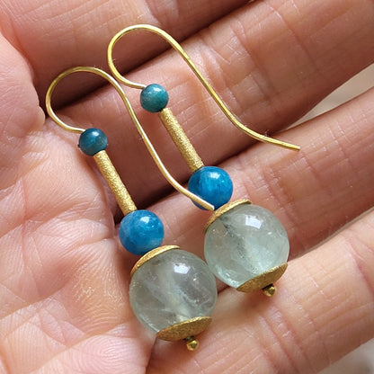 Ohrhänger „Lichtspiel“ – Fluorit & Apatit auf vergoldetem Silber