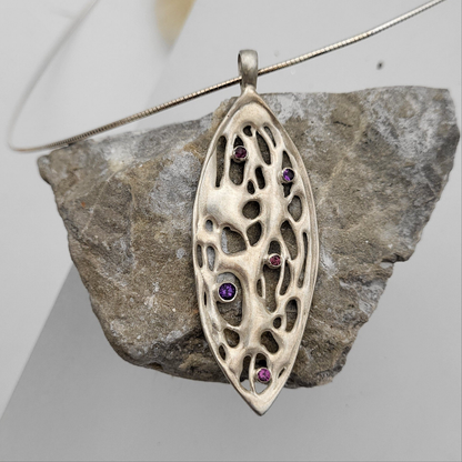 Leaf – Anhänger aus Sterling Silber mit Amethyst & Rhodolith