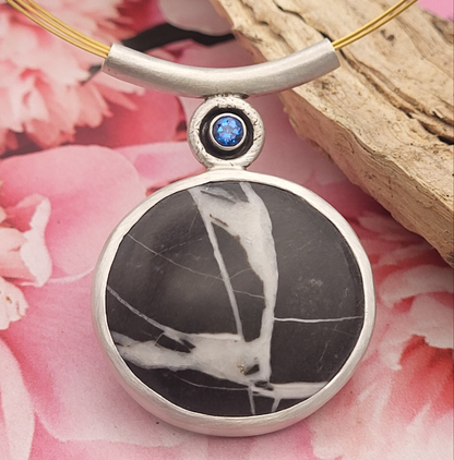 Magic-One- Flussstein mit Saphir