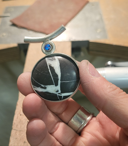 Magic-One- Flussstein mit Saphir