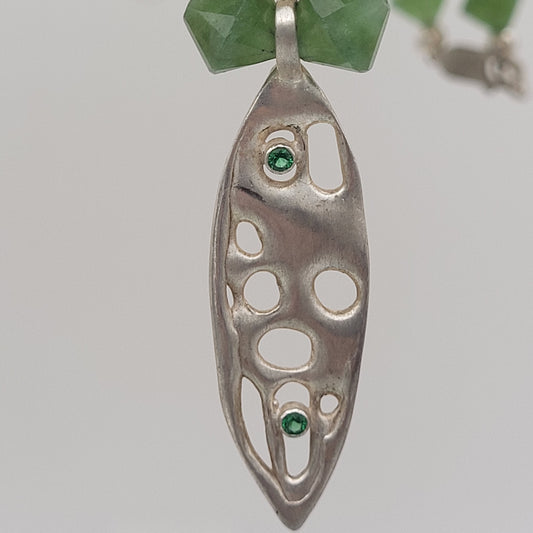 Little Fish – Anhänger aus Sterling Silber mit Smaragd &amp; Edelsteinkette