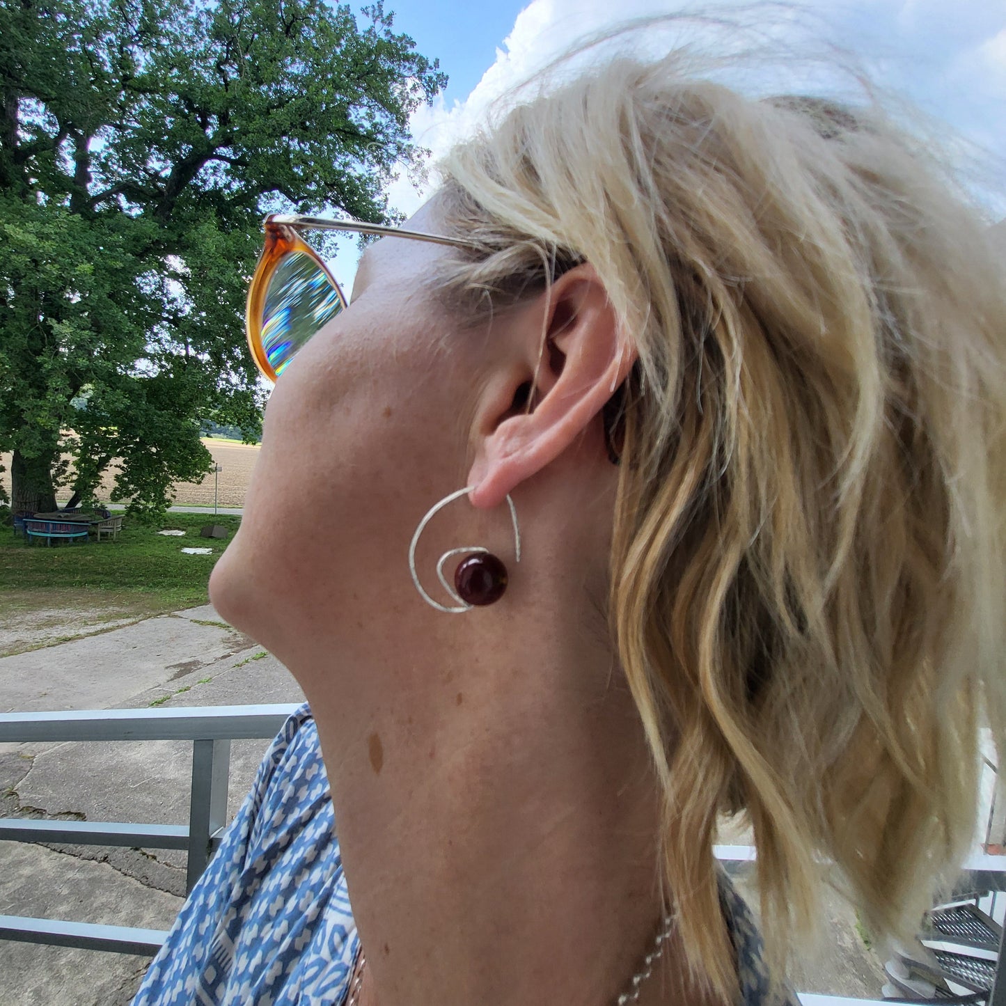 Ohrhänger GROW – Silber gebogen & gehämmert mit roter Mokait-Perle