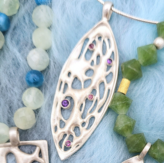 Leaf – Anhänger aus Sterling Silber mit Amethyst & Rhodolith
