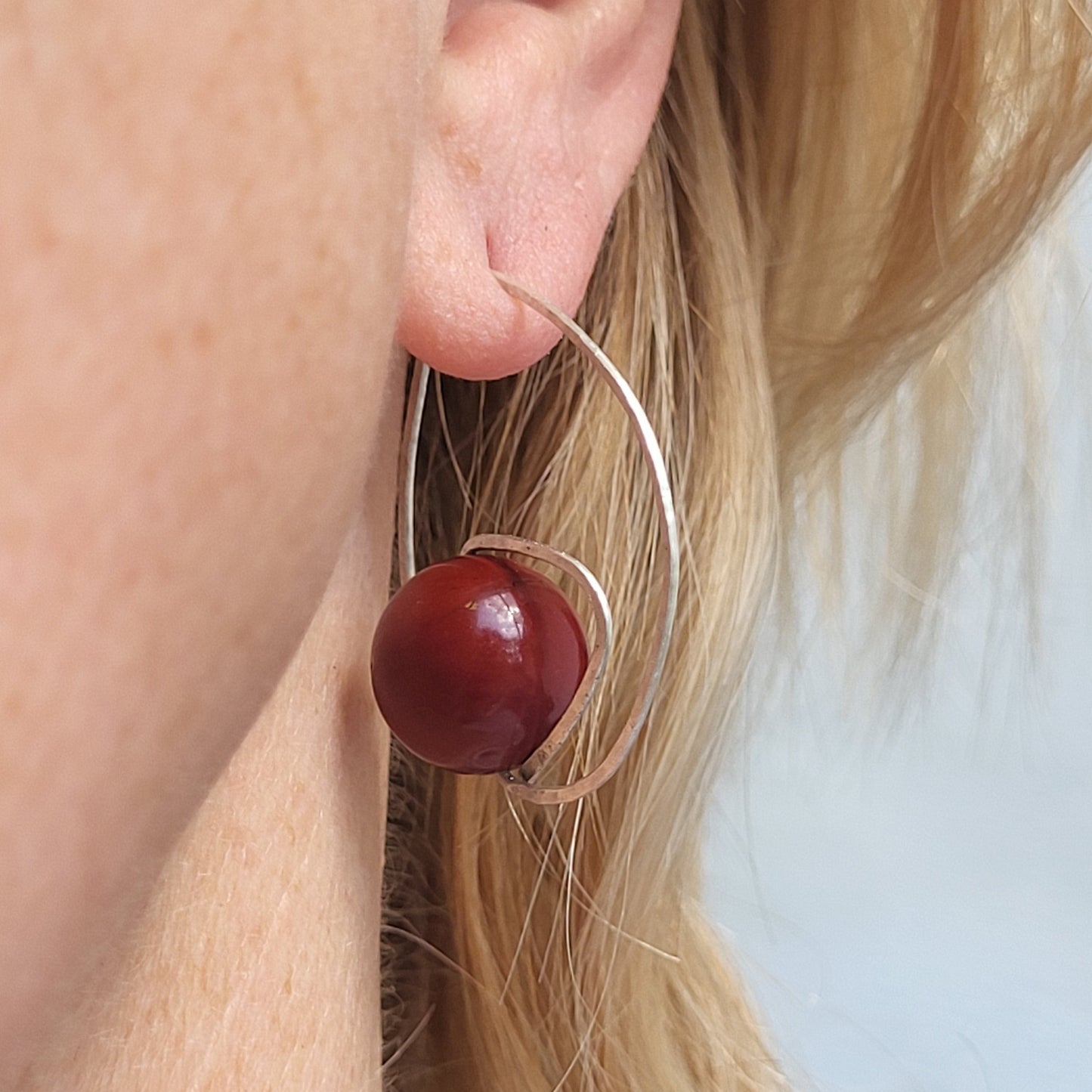 Ohrhänger GROW – Silber gebogen & gehämmert mit roter Mokait-Perle