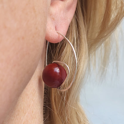Ohrhänger GROW – Silber gebogen & gehämmert mit roter Mokait-Perle