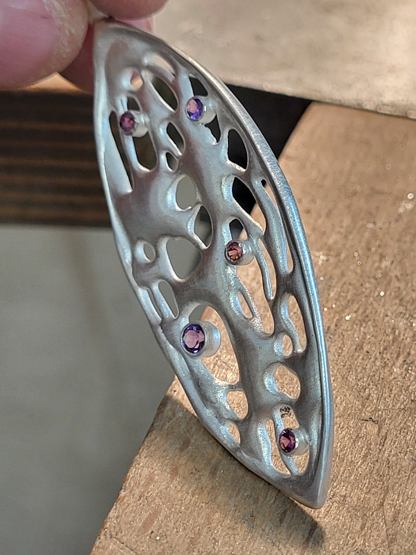 Leaf – Anhänger aus Sterling Silber mit Amethyst & Rhodolith