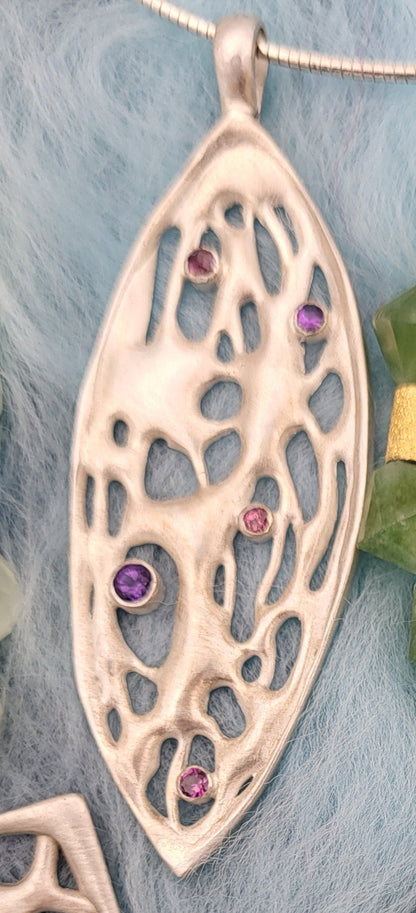 Leaf – Anhänger aus Sterling Silber mit Amethyst & Rhodolith