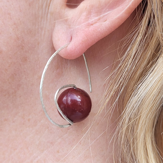 Ohrhänger GROW – Silber gebogen & gehämmert mit roter Mokait-Perle