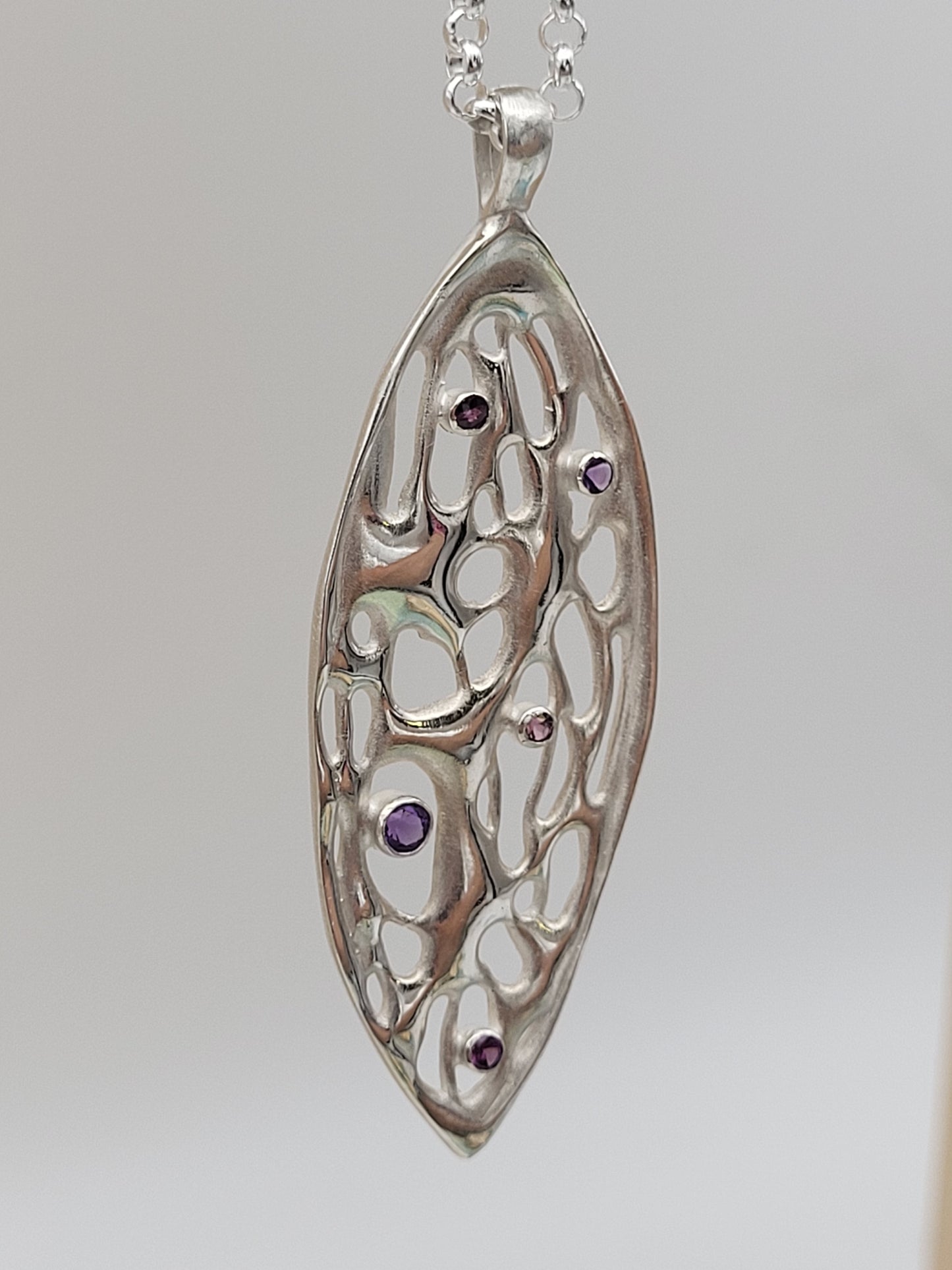 Leaf – Anhänger aus Sterling Silber mit Amethyst & Rhodolith
